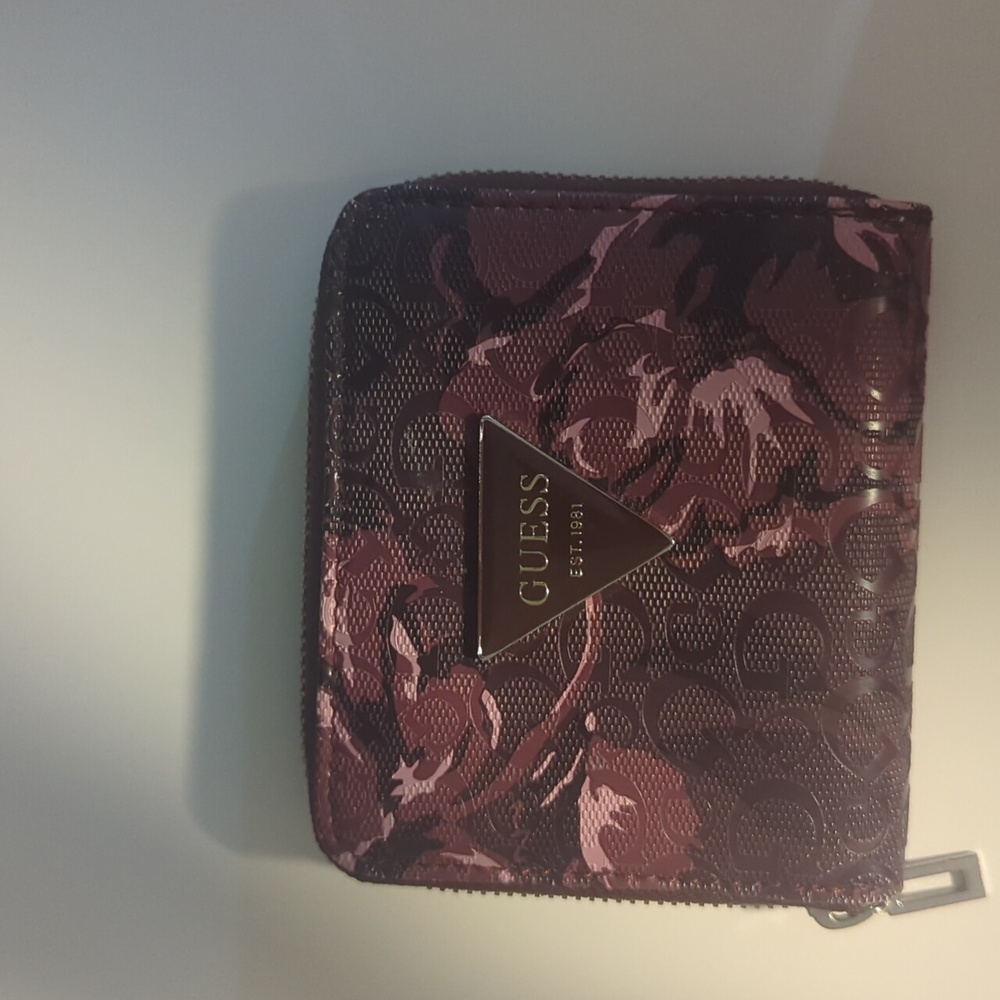 Guess zip around wallet